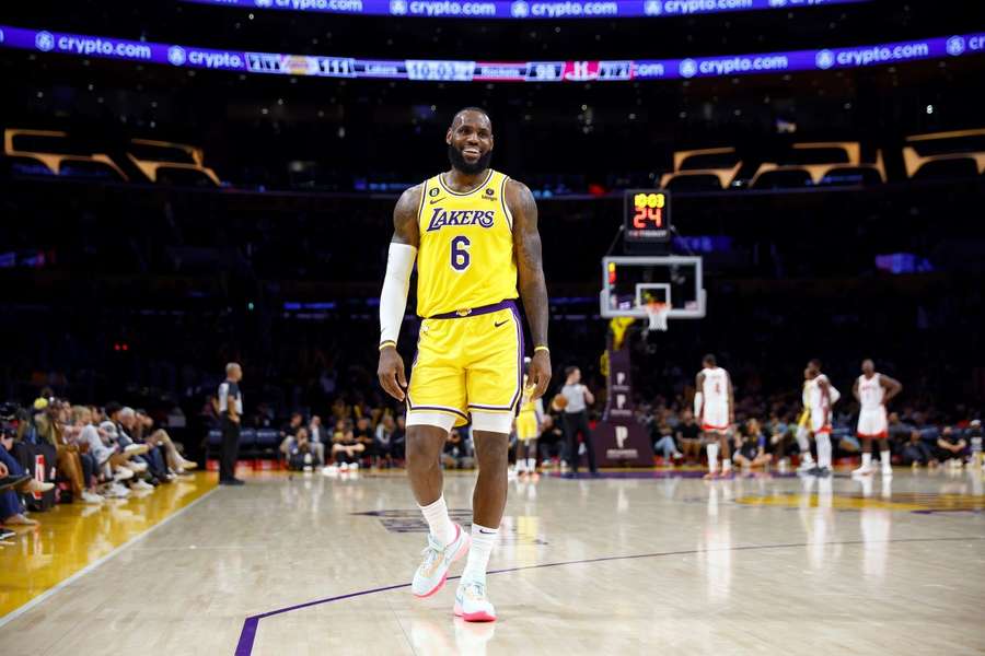 LeBron James este de pe altă planetă. Starul american a făcut din nou spectacol pentru Lakers