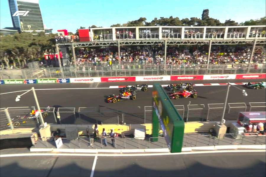 Alonso se queja de que Sainz lo llevó contra el muro en la resalida de la Sprint Race