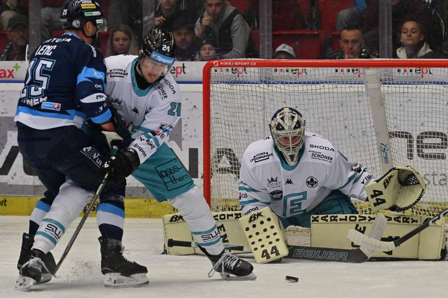 Dominik Frodl zasahuje proti liberecké střele.