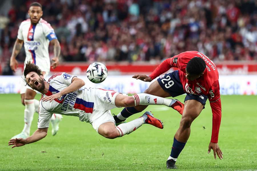 Tagliafico au duel avec Igamane le 28 septembre 2025. Tagliafico au duel avec Igamane le 28 septembre 2025.