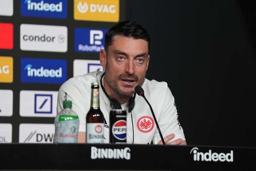 Riera bei seiner ersten Pressekonferenz in Frankfurt