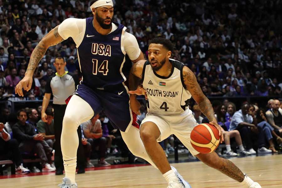 Carlik Jones, do Sudão do Sul, perante Anthony Davis, dos Estados Unidos