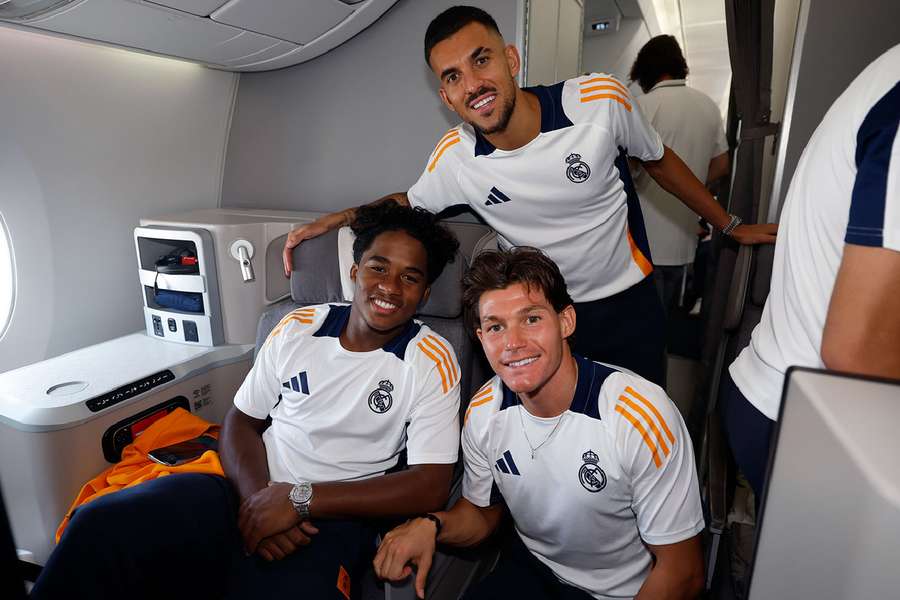 Endrick, en su primer viaje con el Real Madrid, junto a Ceballos y Fran García