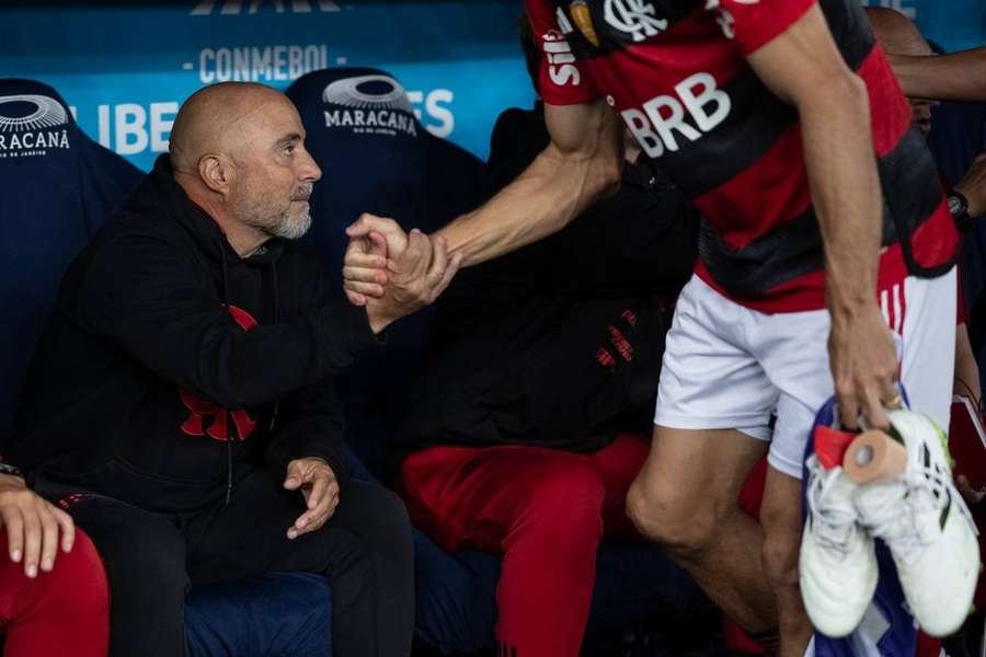 Sampaoli recebe cumprimento de atletas do Flamengo em vitória sobre o Olimpia