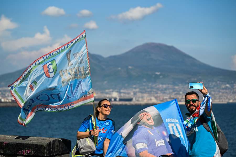 Napoli-fans nemen selfie met Vesuvius