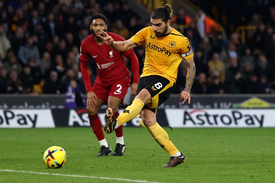 Rúben Neves marcou um dos gols na categórica vitória do Wolves sobre o Liverpool