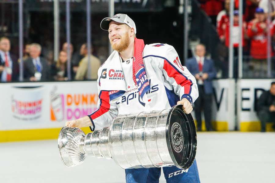 Lars Eller med Stanley Cup-trofæet