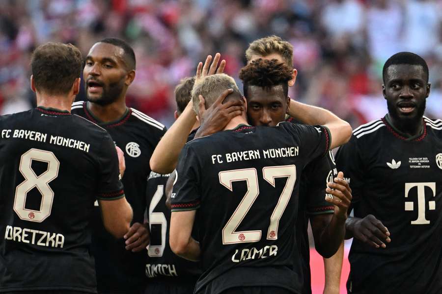 Die Bayern-Spieler bejubeln das 2:0 von Kingsley Coman.