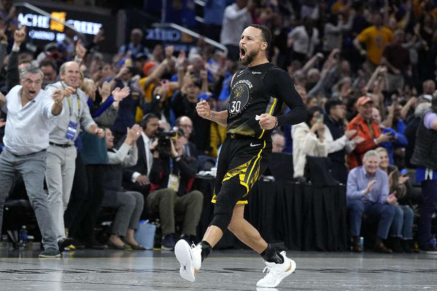 Curry, decisivo para ganar contra Milwaukee