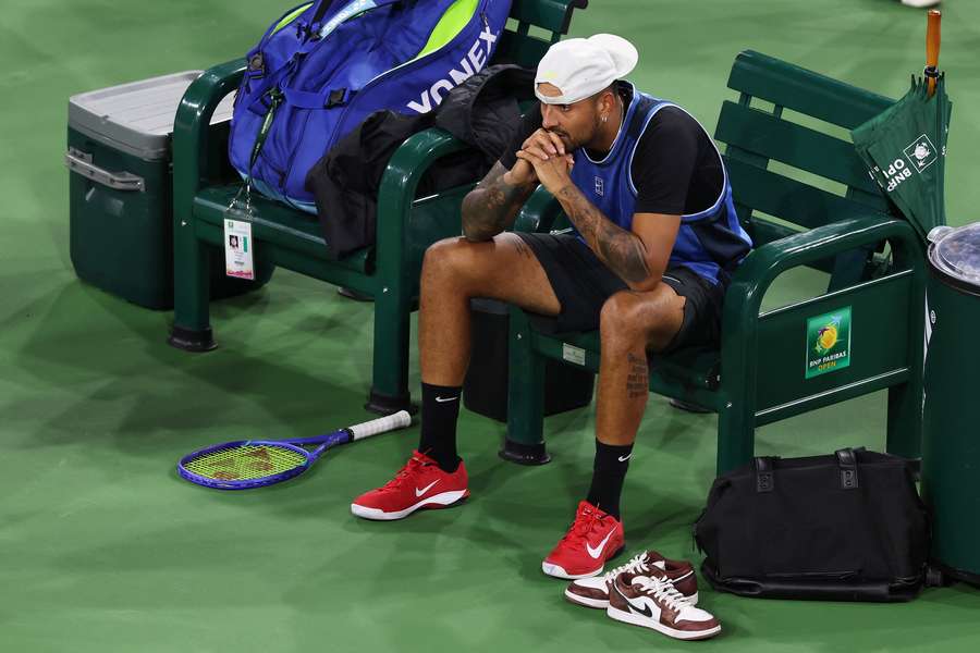 Kyrgios guarda dopo aver subito un altro infortunio