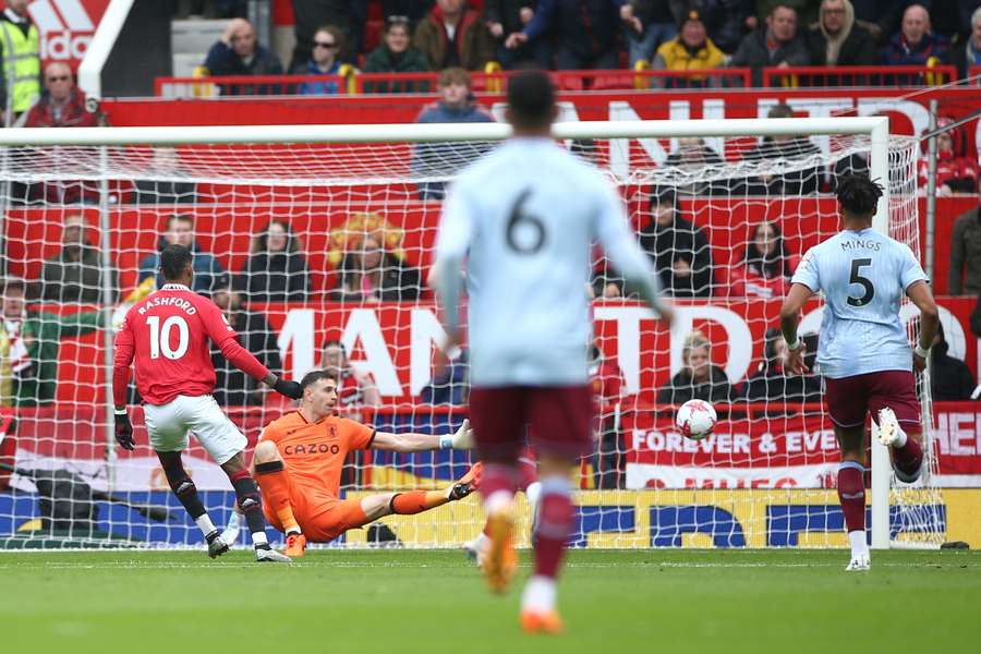 Marcus Rashford kijkt toe hoe een rebound na zijn inzet wordt gepromoveerd tot 1-0