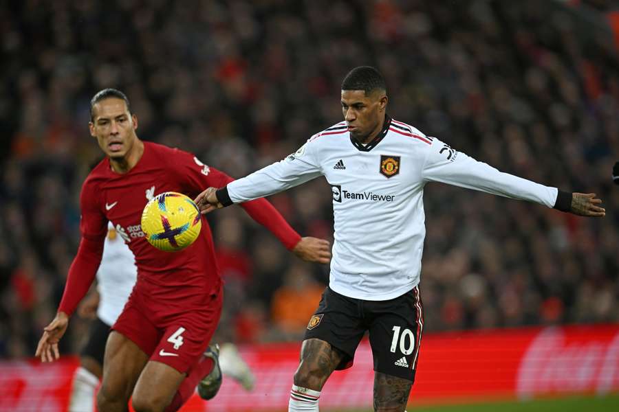 Manchester United's English striker Marcus Rashford (R) vies with Liverpool's Dutch defender Virgil van Dijk (L)