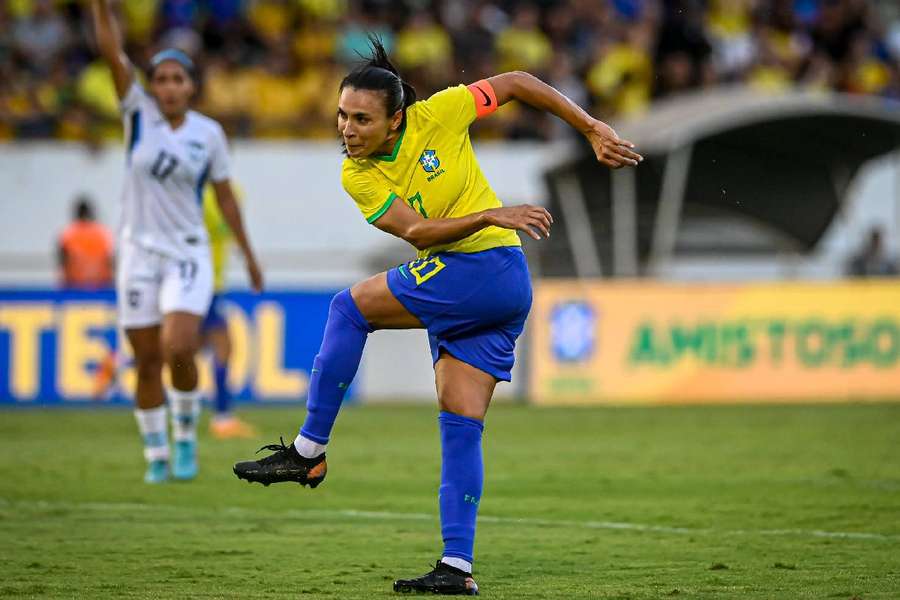 Marta em finalização durante o jogo contra o Nicarágua