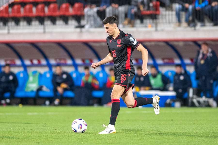 Juljan Shehu z Albanii w akcji podczas meczu kwalifikacyjnego do Mistrzostw Świata FIFA 2026 z Andorą.