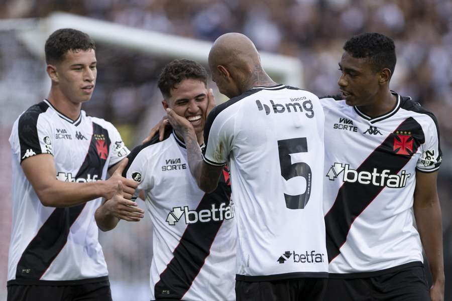 Paulinho fez seu primeiro gol no time principal do Vasco