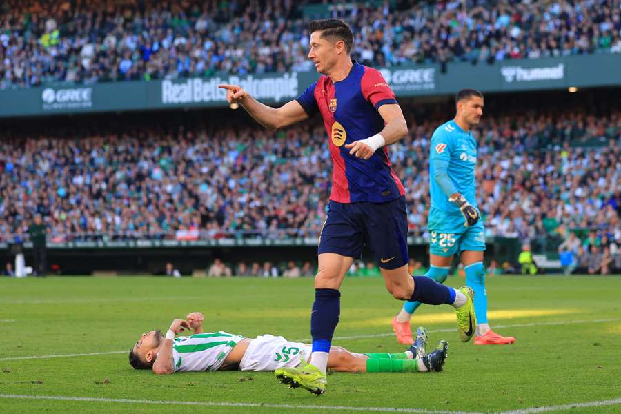 Lewandowski celebra su gol ante el Betis