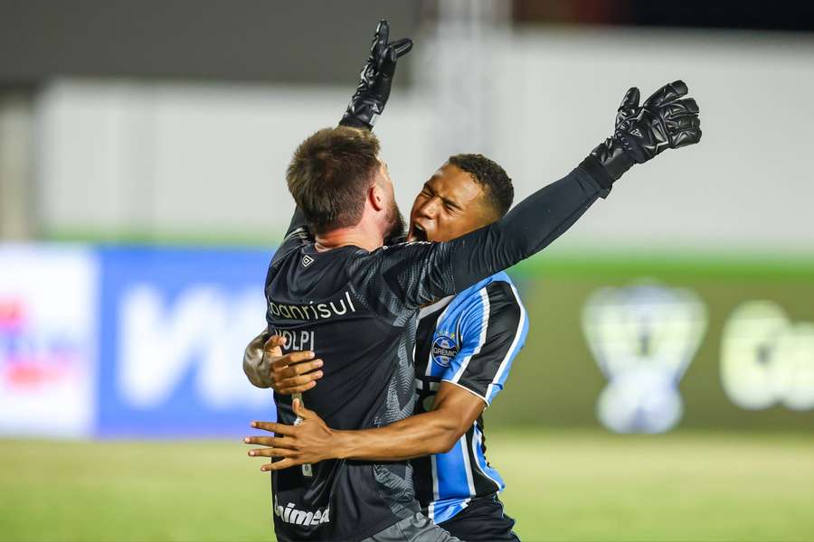 Tiago Volpi garantiu a vitória do Grêmio nos pênaltis
