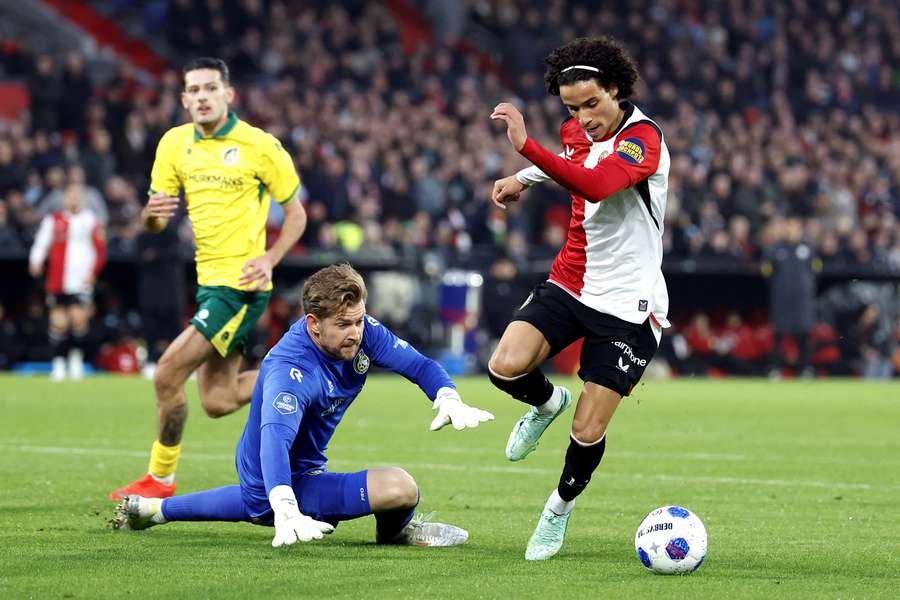 Gjivai Zechiel of Feyenoord evades Fortuna Sittard goalkeeper Matthijs Branderhorst
