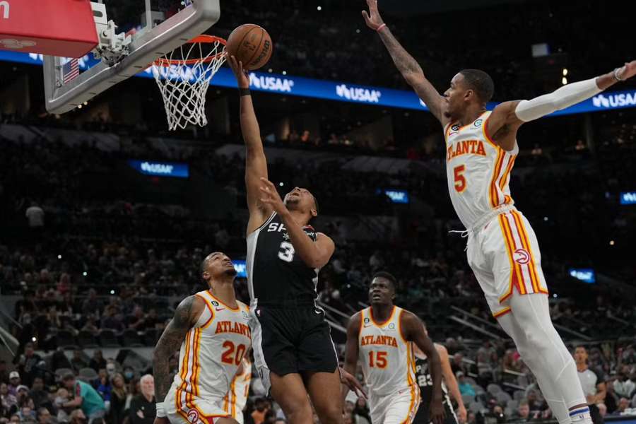 The San Antonio Spurs rallied to beat the Atlanta Hawks