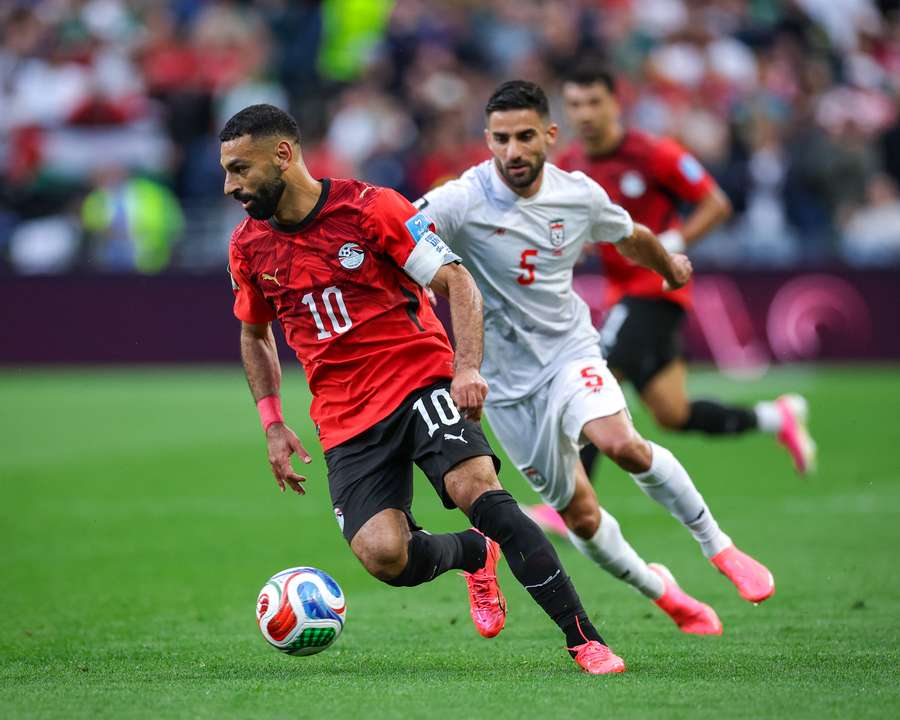 Mohamed Salah protege el balón ante la presencia de Milad Mohammadi en el Egipto vs Irán Mohamed Salah protege el balón ante la presencia de Milad Mohammadi en el Egipto vs Irán