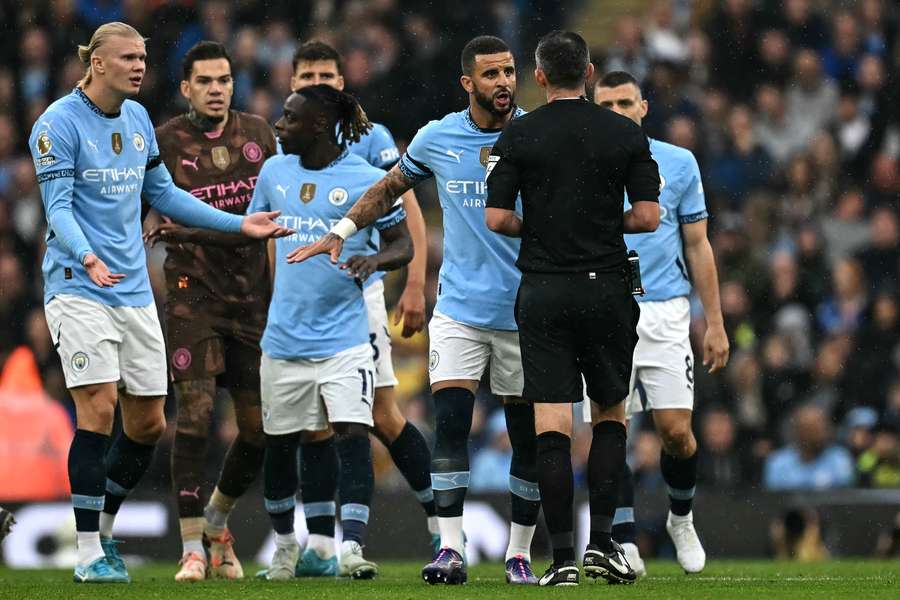 Kyle Walker fala com o árbitro Michael Oliver durante o empate do Man City com o Arsenal