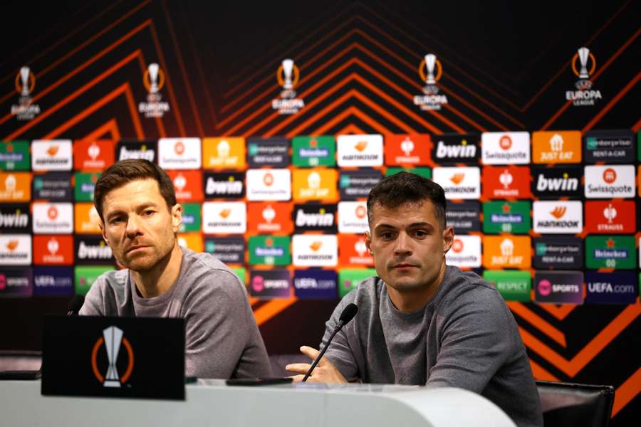 Xabi Alonso e Xhaka durante a conferência de imprensa