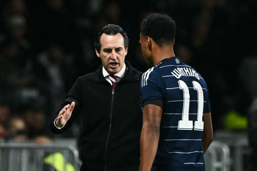 El entrenador español del Aston Villa, Unai Emery, felicita al delantero inglés del Aston Villa #11 Ollie Watkins a la salida del campo. 