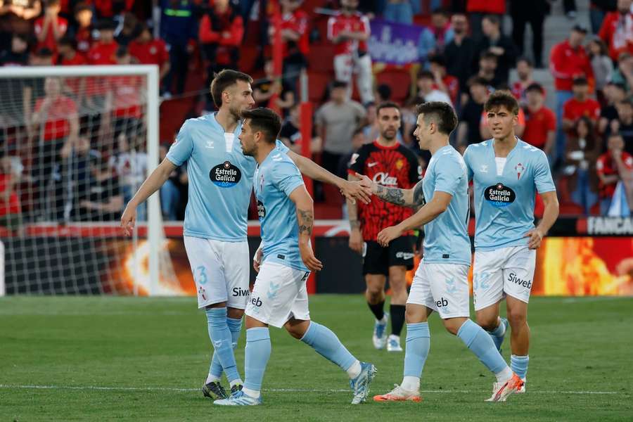 Mingueza felicita a Alfon por su golazo en Mallorca