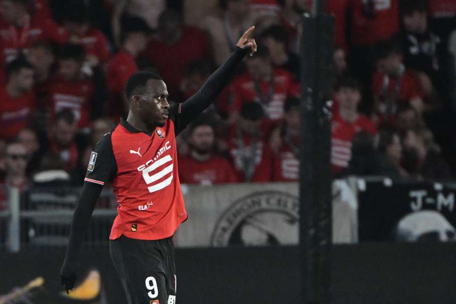 Arnaud Kalimuendo tiene contrato con el Rennes hasta 2027