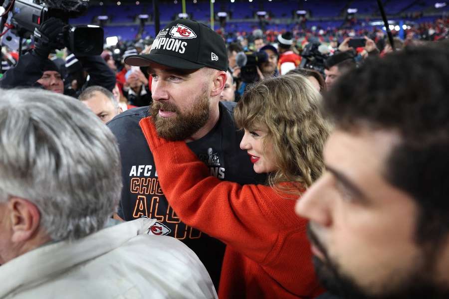 Taylor Swift (r.) und Travis Kelce (l.).