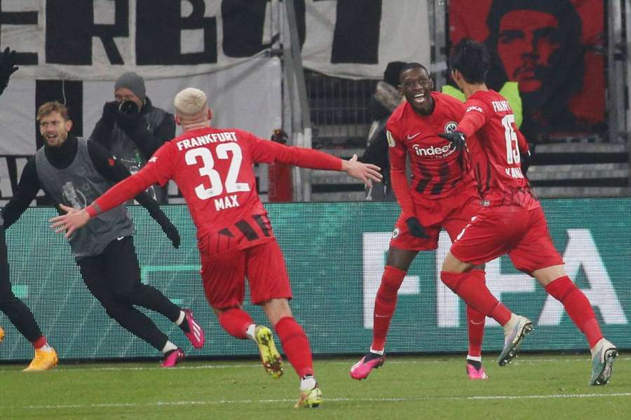 Jubelszenen in Frankfurt: Philipp Max (l.), Kolo Muani (m.) und Daichi Kamada (r.) bejubeln einen hart umkämpften Derby-Sieg.