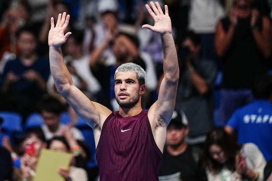 Alcaraz comemora vitória em Tóquio