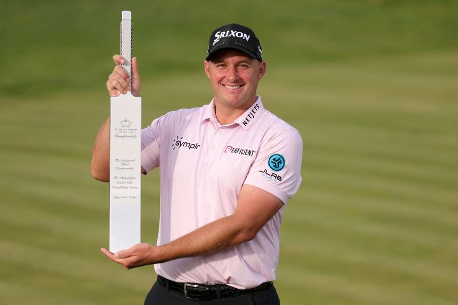 Sepp Straka mit seiner Trophäe in Form eines Cricketschläger.
