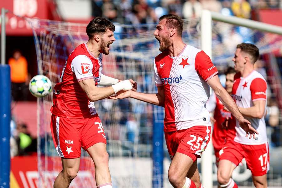 Chorý pomohol Slavii premenenou penaltou.