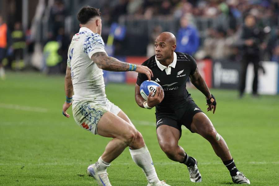 Los All Blacks cierran su gira europea con laborioso triunfo en Italia (11-29)