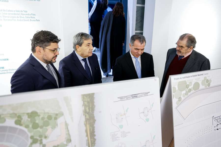 Fernando Gomes com Manuel Aires Mateus, arquiteto que venceu o concurso, e Pedro Dias, do Governo.
