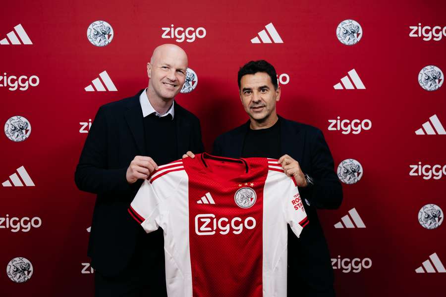 Ajax technical director Jordi Cruyff with Míchel Ajax technical director Jordi Cruyff with Míchel