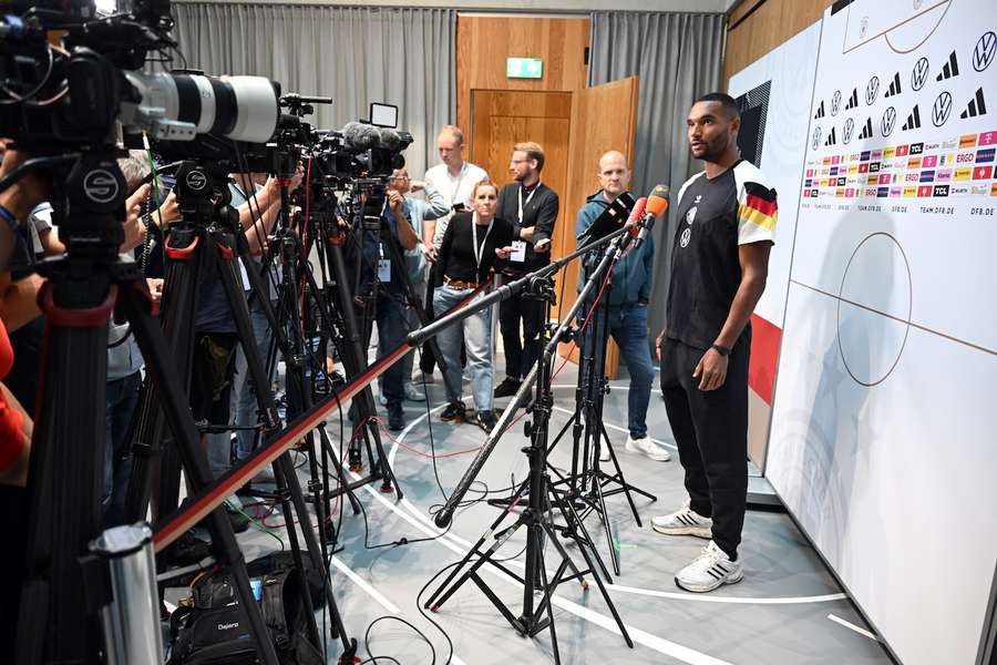 Jonathan Tah beim Medientermin vor dem DFB-Spiel gegen die Slowakei.