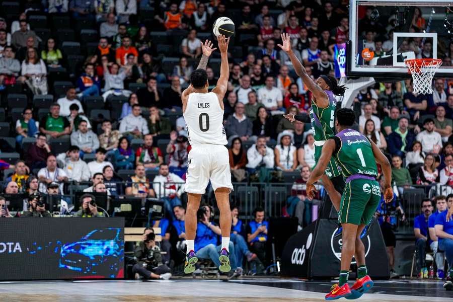 Trey Lyles anota un triple ante Unicaja