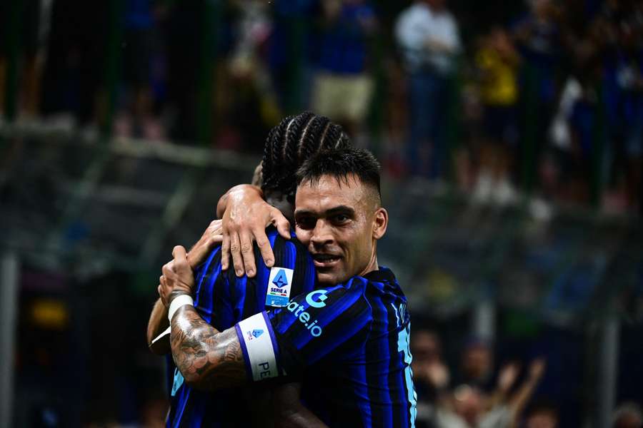 L'abbraccio tra Thuram e Lautaro