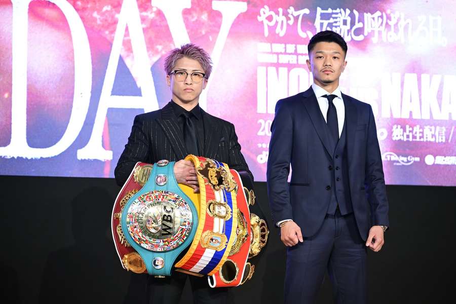 Inoue (L) poses for photos alongside Nakatani
