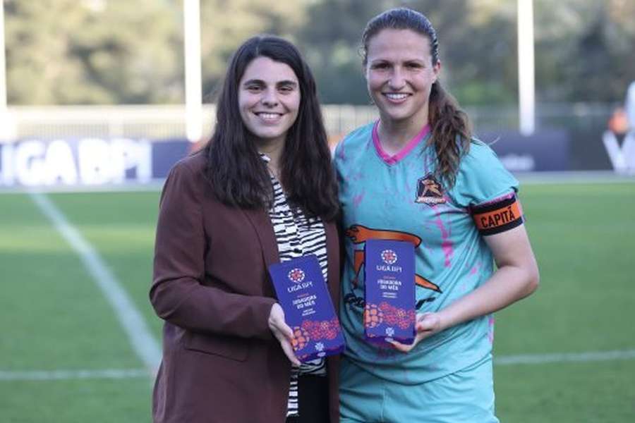 Vanessa Marques recebe o prémio das mãos de Ana Teixeira, embaixadora da Liga