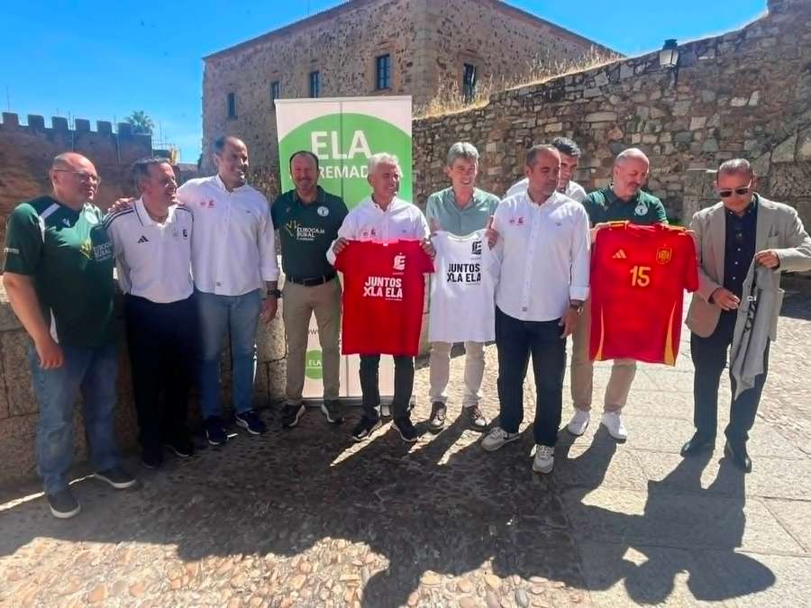 Manolo Sánchez, en un acto en Cáceres previo al partido contra la ELA de Leyendas España Manolo Sánchez, en un acto en Cáceres previo al partido contra la ELA de Leyendas España