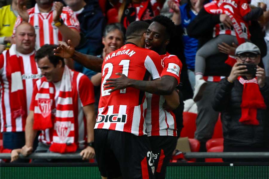 Iñaki Williams se abraza a Maroan tras marcar el gol del triunfo