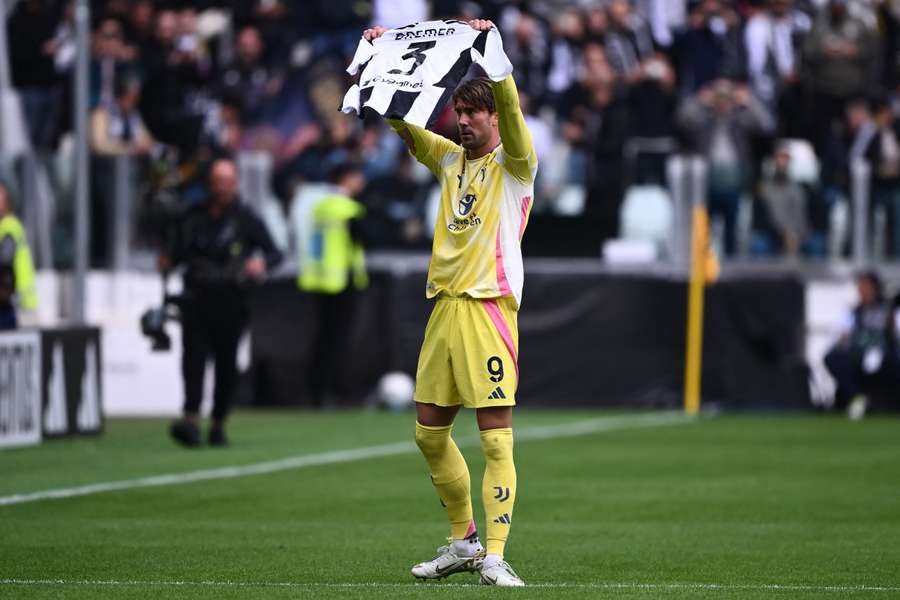 Dusan Vlahovic, de la Juventus, rinde homenaje a su compañero Bremer, lesionado, tras marcar contra el Cagliari.