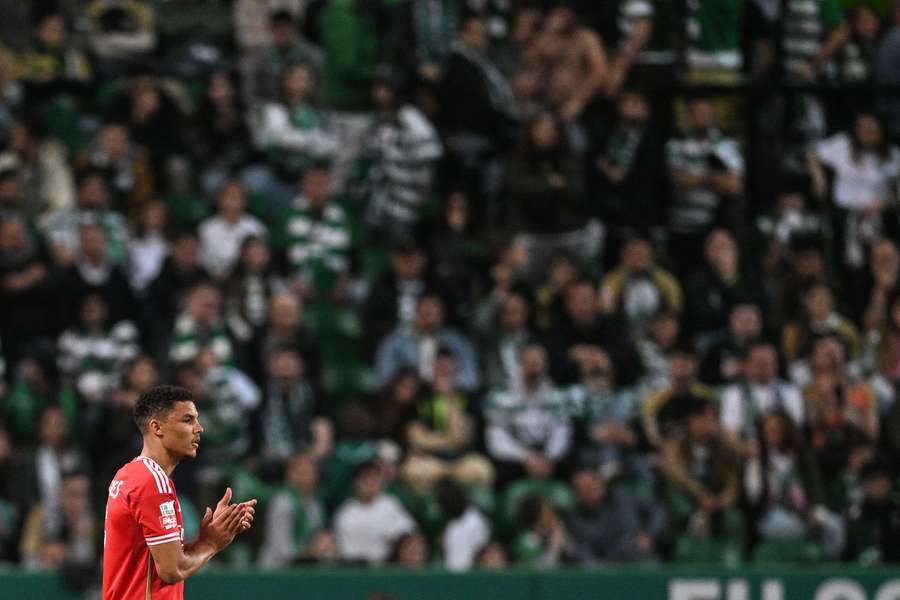 Benfica fica a quatro pontos do líder