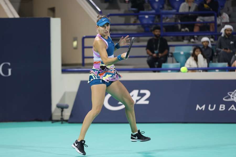 Bencic in actie tegen Liudmila Samsonova tijdens de Abu Dhabi Open op 12 februari