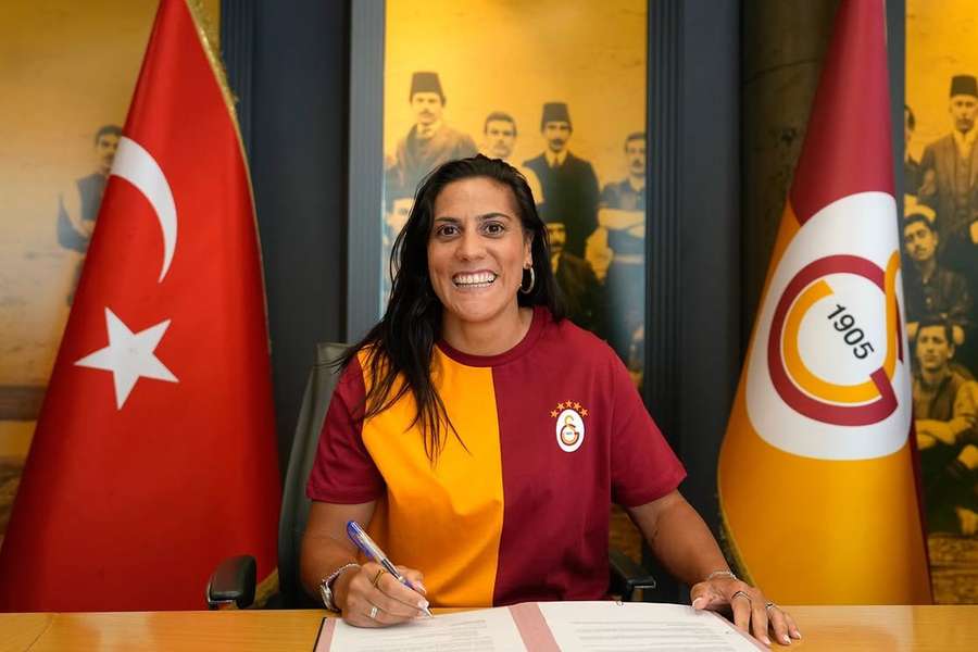 Martín-Prieto assina pelo novo clube Martín-Prieto assina pelo novo clube