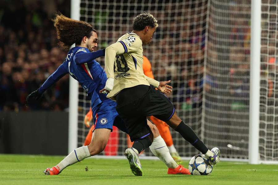 Cucurella in scivolata su Lamine Yamal