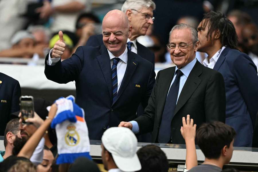Gianni Infantino (I) y Florentino Pérez (D)